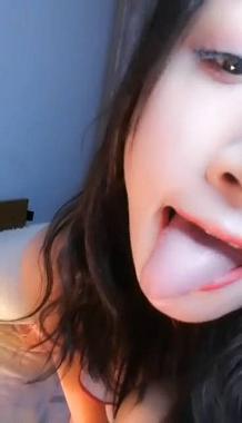 流浪的小野猫露脸大秀直播黑丝情趣苗条身材道具抽插淫逼水真多爆菊给你看好疼表情非常淫荡