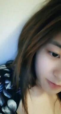 长相甜美身材苗条小美女第二部床上慢慢脱掉衣服手指扣逼微毛BB粉嫩很是诱惑喜欢不要错过