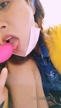 小姐姐平台美女主播小泡泡户外户外直播塞著跳蛋到处走各种姿势发骚掰开小穴很是诱人