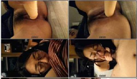 长得超漂亮的文艺范年轻小美女和老公一起酒店约网友玩群交戴个眼镜装斯文开档黑丝袜趴在台子上狠狠后插