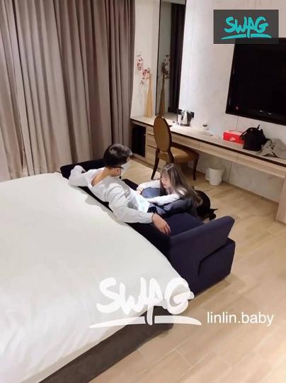 老板总是盯得我全身不对劲最近房东涨价只好答应老板的...大力奶被撞到乱甩乱叫最后还要求老板再来第二次