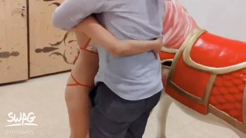 小护士跪爬进入马车白马王子用粗大肉棒狠狠教训小护士...击都让小护士不自主大叫出声从马车内一路干到马身上