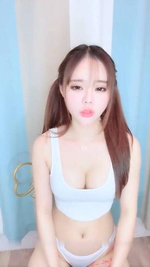 双马尾萌妹子露奶露逼诱惑性感黑丝床上摆弄各种姿势