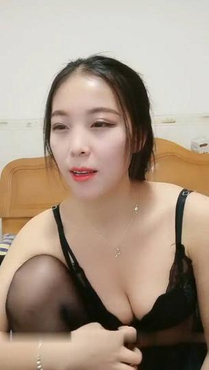 红唇骚女金牌小可和链子小哥双人啪啪，情趣装黑丝口交足交上位