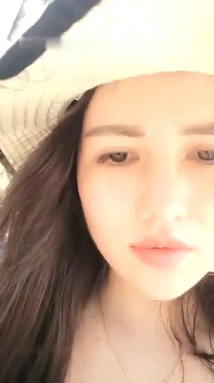 样子有点混血的《性感诱惑女王》下午路边绿化带搭讪个帅哥到酒店开房啪啪啪口爆吞精