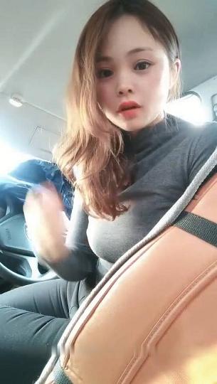 高顔值大眼妹子驾车户外车内诱惑露奶车后座翘著屁股掰开近距离特写