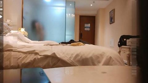 强壮哥和好友酒店嫖娼选了位顔值很好的性感美女啪啪不知怎么谈的美女跑到对面好友房间又被抱过来干