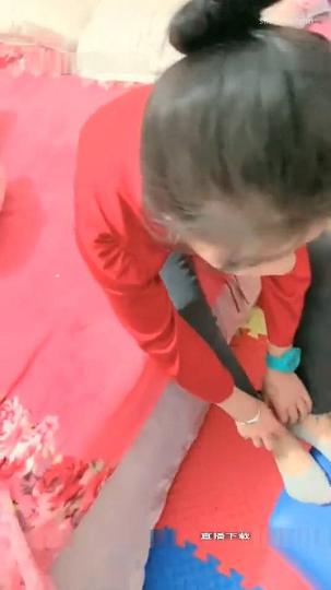 勾搭苗条性感的点歌公主喝点小酒玩嘿后带到家中啪啪无毛白虎逼又小又干净真怕把她插坏了