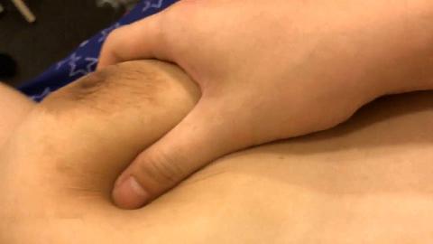 夜店王子撩妹请豪乳肥臀美眉喝酒，借机把她灌醉带到住所尽情玩弄中途醒了还有对话