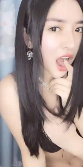 这妞真棒黑丝情趣全程露脸身材不错，跟男友一起直播69口活被舔奶舔逼真刺激，还玩滴蜡被渣男又抠又草到高潮