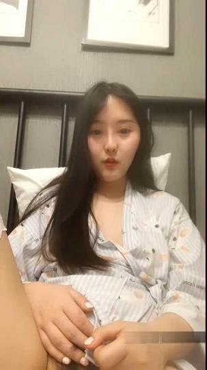 顔值不错甜美妹子睡衣床上跳蛋塞逼逼毛毛比较多送礼物跳蛋震动