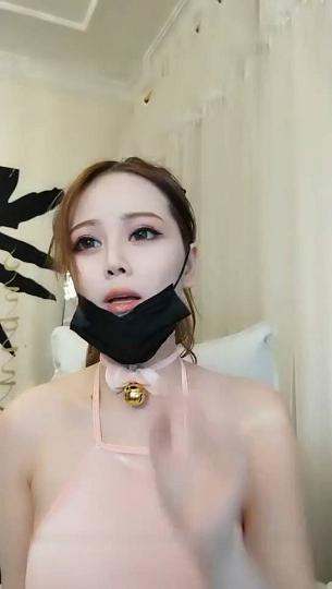 粉色肚兜高顔值白皙美乳妹子道具自慰黑丝高跟鞋道具双洞齐插