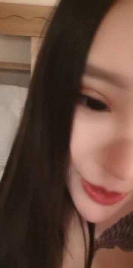 主动求欢的黑丝小婊妹露脸约炮战斗力很猛的小哥，小嘴把鸡巴舔干净无套抽插骚逼，各种体位爽的直喊爸爸