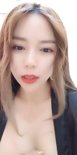 大耳环的骚妹子约炮蒙面大侠，骚逼被大哥舔得淫水不断，叫声骚爱吃大鸡巴后入草的太猛奶子乱颤，直接内射