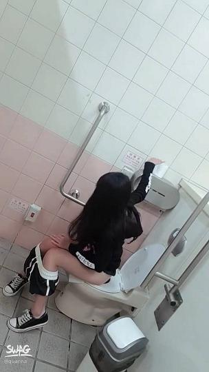 跟粉丝约会到一半突然有感觉跑去公厕整部一刀未剪露全脸在厕所淫荡的一面