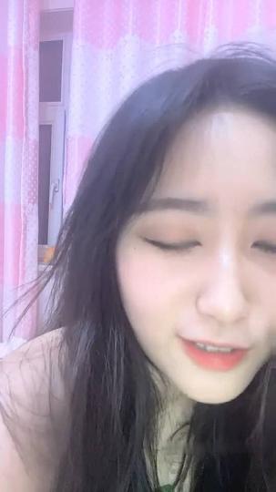 长相清纯妹子冉冉高潮了近距离特写跳蛋自慰，快速拉扯高潮出白浆