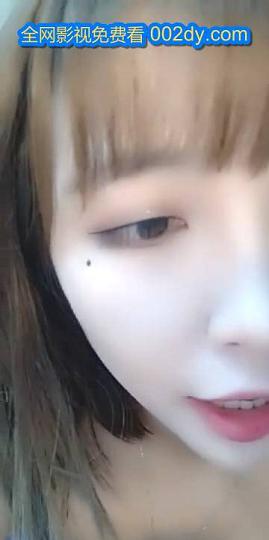 美丽少妇微微舔著粗黑的大屌被道具玩着骚逼，主动上位无套抽插流出好多白浆，被按著骚逼猛草射肚子上