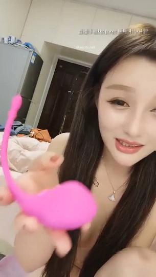 极品美女果儿-珊珊猫，模特身材超高顔值，鲍鱼肥美粉嫩，清晰度高连尿道口都看得清，一插水就流出来