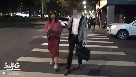 和女同事喝酒喝醉带她回家跨上来主动骑乘这当然要干死她阿