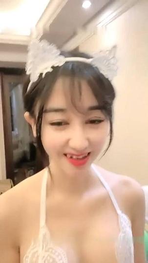 娇小身材苗条妹子小骚猫浴缸洗澡再床上自慰秀，按摩器震动无毛嫩穴掰开特写