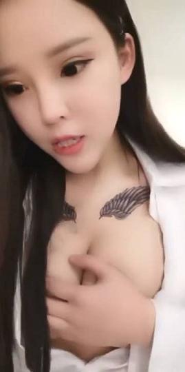 娇喘小婊妹露脸约炮小哥哥就是有一股骚劲，舔鸡巴的样子真让人兴奋，逼逼毛都没有被大鸡巴爆草，呻吟浪叫不断