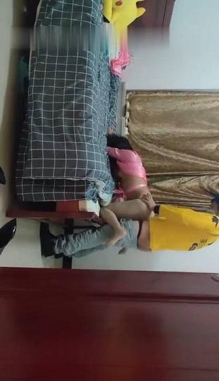 夫妻与外卖结下不解之缘一天之内四个外卖员宠幸过你老婆一次野外草地一次3P绿帽老公就在旁边偷看