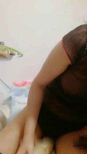 露脸黑丝情趣小姐姐一桌子的道具随便你挑往逼里塞，大葱萝蔔辣椒黄瓜，轮流插骚逼呻吟