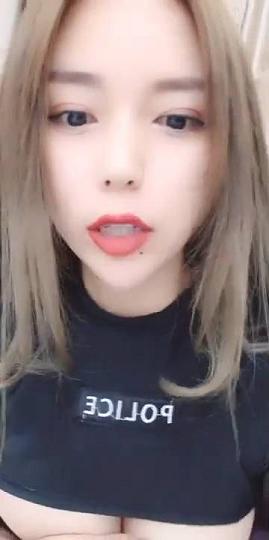 顔值不错的晨晨小少妇露脸黑丝被大哥扒光了玩逼，先让她给舔鸡巴，正常体位压在身下激烈抽插内射中出再撒尿