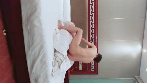 艺术院校文艺范气质美女宾馆和男友开房没满足男友吃鸡巴要求被扒光衣服玩弄嫩穴扛着腿狠狠干