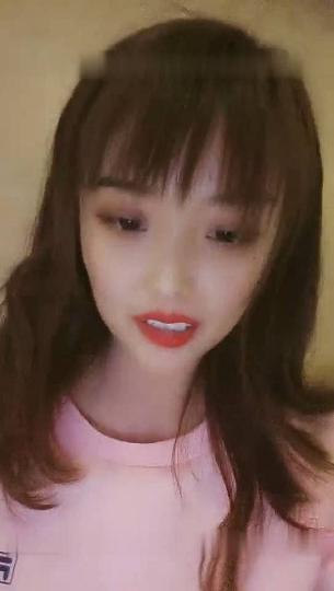 两位小可爱与大哥酒店玩双飞，黑丝情趣露脸让小哥哥轮番抽插爆草，浪叫不止小美女口活棒棒哒，后入抽插真带劲