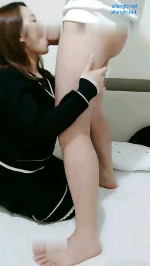 极品美女微笑女孩穿制服套裙和男友啪啪做爱人骚逼紧太可爱了连操两炮口爆吞精