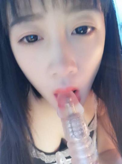 _仙女姐姐，水灵的大眼睛，水头很足的乳房，自慰发骚，哥哥快插进来，快一点快快好舒服好棒！