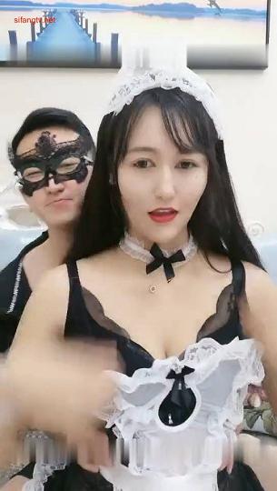 小少妇被炮友道具玩弄情趣装女仆装，戴上手铐口交