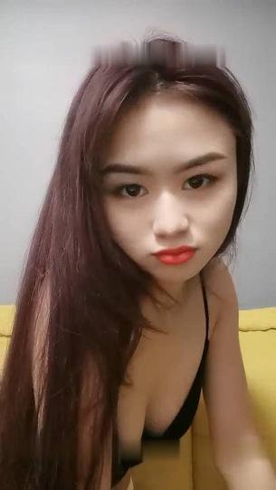 红唇性感妹子舔弄炮友口交啪啪，口硬上位后入大力撞击