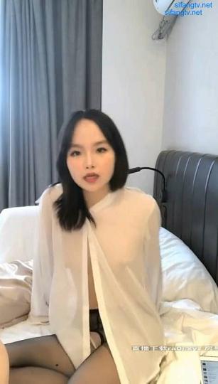 衬衣开裆黑丝高顔值妹子自摸和炮友啪啪，按摩器震动掰穴手指插入猛操