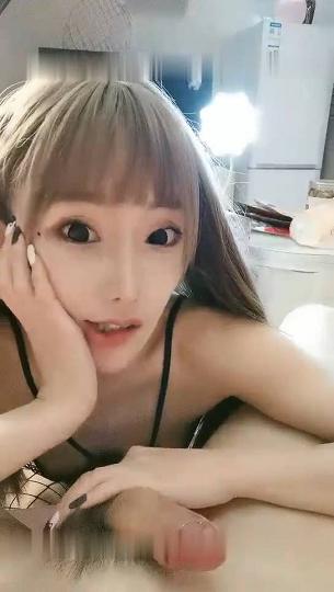 高顔值网红脸妹子连体网袜给炮友口交，舔弄深喉口交