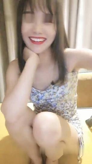 顔值小骚逼红唇苗条妹子洗完澡和炮友啪啪，沙发口交上位自己动