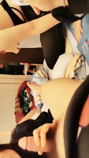 三男两女年轻小伙萌妹直播双飞啪啪，轮著口交一起舔猛操扣逼，搞完再用木棍自慰玩弄