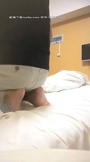 约了个丰满妹子TP啪啪，69舔逼搞几下软了撸硬继续，妹子很嫌弃吵架了