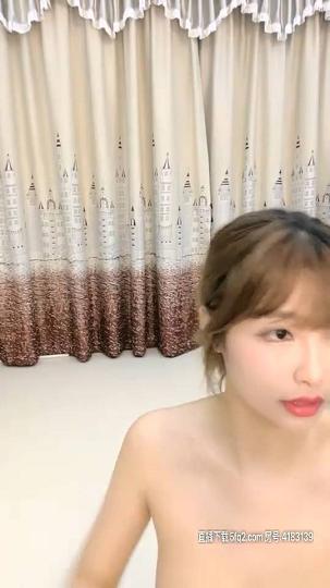 长相甜美萌妹约了个炮友过来啪啪，脱光光蹲著口交互摸，多种姿势