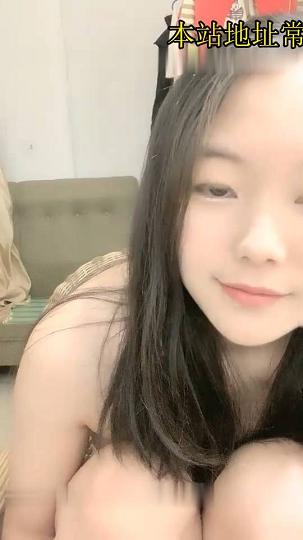 长相甜美妹子夫妻啪啪，扶著沙发后入上位呻吟娇喘诱人