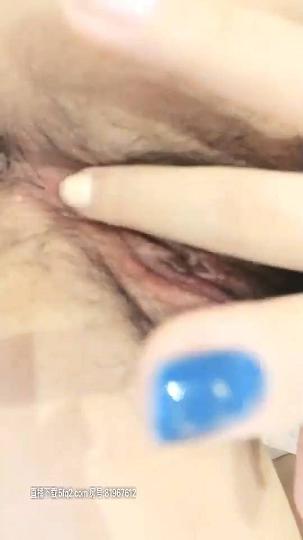长相清纯萌妹子自慰诱惑，近距离特写掰穴手指插入扣弄