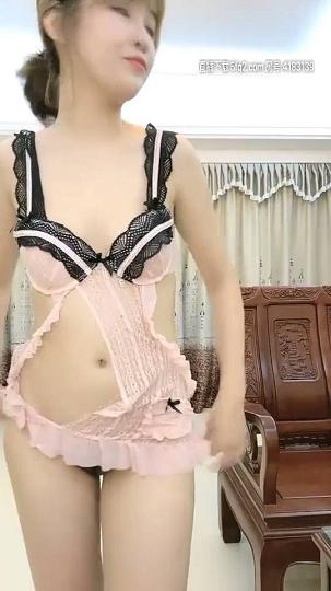 长相舔美萌妹刚约的小哥哥对能力表示怀疑，妹子要求舔逼各种姿势体验一番，擡腿侧入最后内射