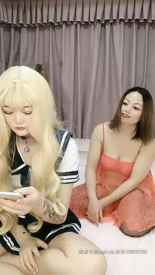 无毛白皙萌妹姐妹花双女互舔跳蛋塞逼玩弄，再和眼镜男啪啪口交网袜足交