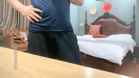 约了个挺嫩萌妹子TP啪啪，镜头前口交床边后入抽插，妹子服务不好被老哥打了一巴掌