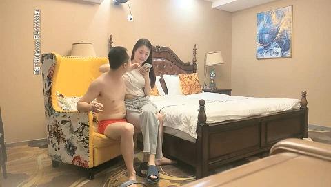 约操173CM长腿嫩模胯下跪舔很有冲击感女上骑乘很会扭动