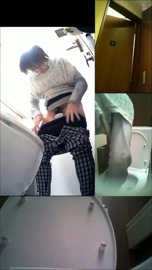 写字楼餐厅女厕偷拍美女嘘嘘性感的气质白领姐姐