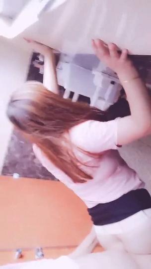 带着女朋友躲进男厕所做爱，外面还有秃顶大叔在洗手，真尼玛刺激！