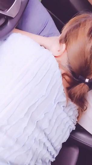 小骚货女友，非得开车带出来透透气，骚的不行吃着鸡巴只能开40迈的车速爽歪歪！