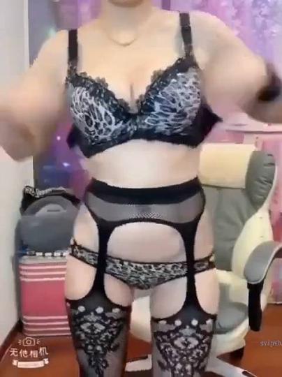 快手洋姐不忘初心，火辣的身材，真会打扮化妆弄得好有勾引欲望